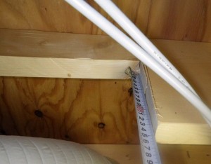 ２×４床根太。換気ダクトを通すため2/3も削ってしまった。床の強度に影響。